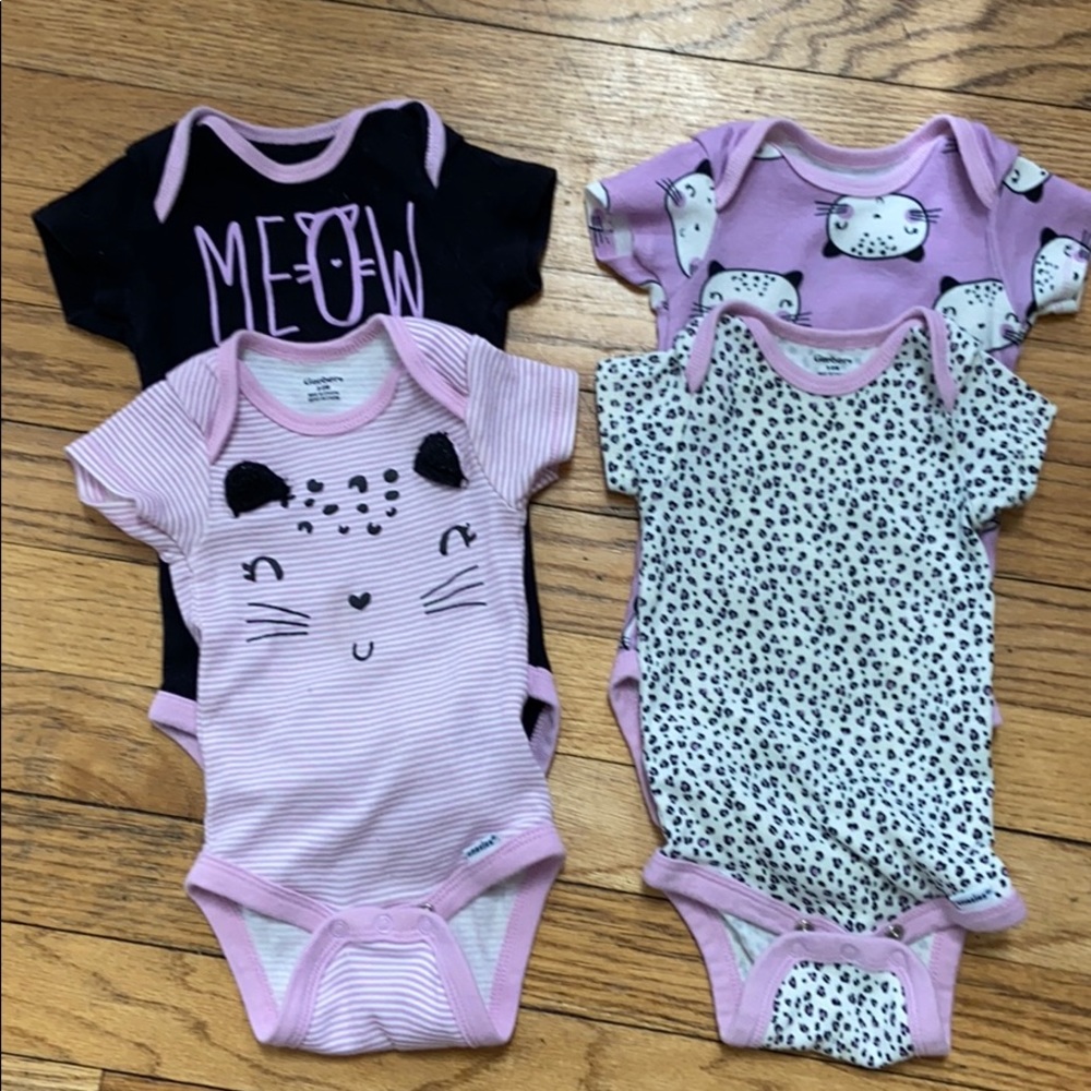 4 short-sleeve Gerber onesies (6-9 months)